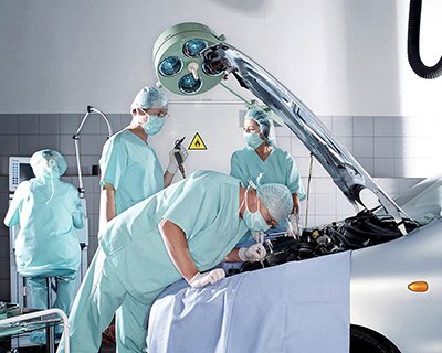 Правильная диагностика автомобиля  является залогом его долгой жизни. Абсолютно для каждого из нас является очевидным тот факт, что предотвратить заболевание проще, чем лечить. Своевременная диагностика неисправностей вашего авто, безусловно, позволит сэкономить не только силы, но и деньги. Машина в наше время является технически сложным механизмом, оснащенным различными электронными системами, в том числе многофункциональной системой самодиагностики. Так умный автомобиль может сигнализировать своему владельцу о неисправности посредством лампочки на панели приборов Check Engine. Чек загорается в момент запуска автомобиля и гаснет через некоторый промежуток времени работы двигателя, в случае обнаружения неисправности индикатор будет гореть все время. Но система самодиагностики автомобиля лишь указывает водителю на факт возникновения неполадки, не давая развернутого ответа о его причинах и действиях, которые необходимо предпринять владельцу авто. При сигнализировании Check Engine или при плановом техническом обслуживании необходимо пройти полную компьютерную диагностику автомобиля в условиях СТО.