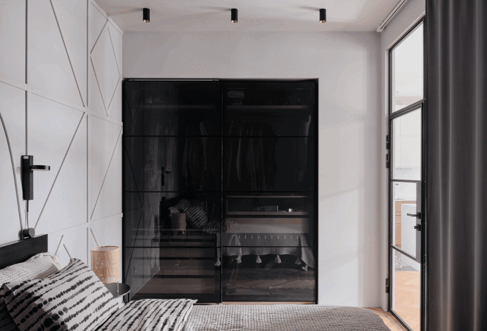  Спальня и гардеробная. Журнальный стол, Delo Design; кровать и гардероб, IKEA; светильник, Zara Home; текстиль на кровати, H&M Home; краска для стен, Tikkurila; паркет, “Настоящие полы”; лепнина, Orac Décor.