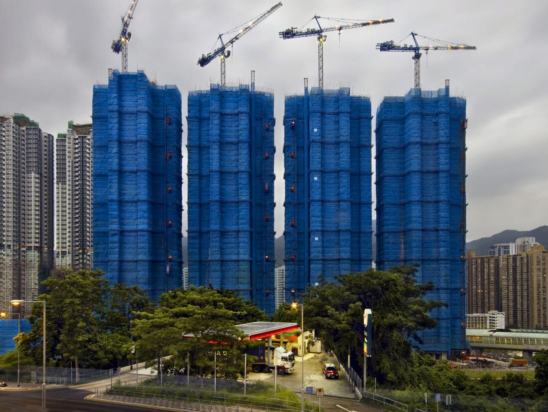 Фотограф запечатлел завораживающие здания-коконы Гонконга