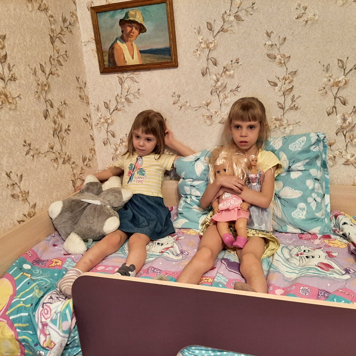 Смотрят мультики