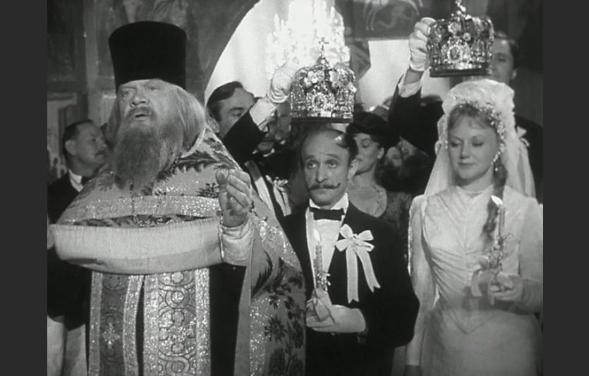 Иван Петрович Кукин ( Ролан Быков ) и Ольга Семёновна ( Людмила Касаткина ) венчаются