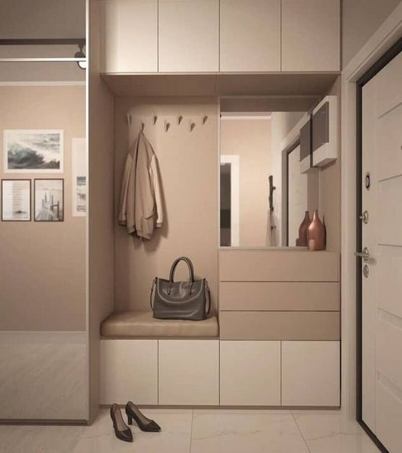 Современная мебель для прихожей со шкафом-купе с зеркальными дверьми.