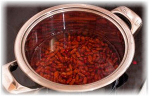 Фасоль является хорошим источником белков. Кроме этого, в её состав входят полезные вещества (микроэлементы и витамины). Отварная фасоль – это прекрасный гарнир к рыбе, мясу. Также её добавляют в винегрет, подают как самостоятельное диетическое блюдо.Чтобы она была вкусной и сохранила полезные вещества, важно правильно её приготовить. Итак, как варить фасоль белую, красную, черную и стручковую (спаржевую)?