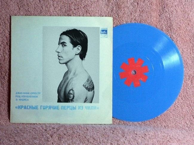 Red Hot Chili Peppers - американская рок-группа, образованная в 1983 году в Калифорнии вокалистом Энтони Кидисом, басистом Майклом Бэлзари, гитаристом Хиллелом Словаком и барабанщиком Джеком Айронсом. Обладает 7 премиями «Грэмми». Во всём мире проданы более 80 миллионов копий их альбомов. Даже дизайн пластинки своеобразный. Картинка позаимствована на сайте ВКонтакте в группе "чудеса рф" для полноты статьи