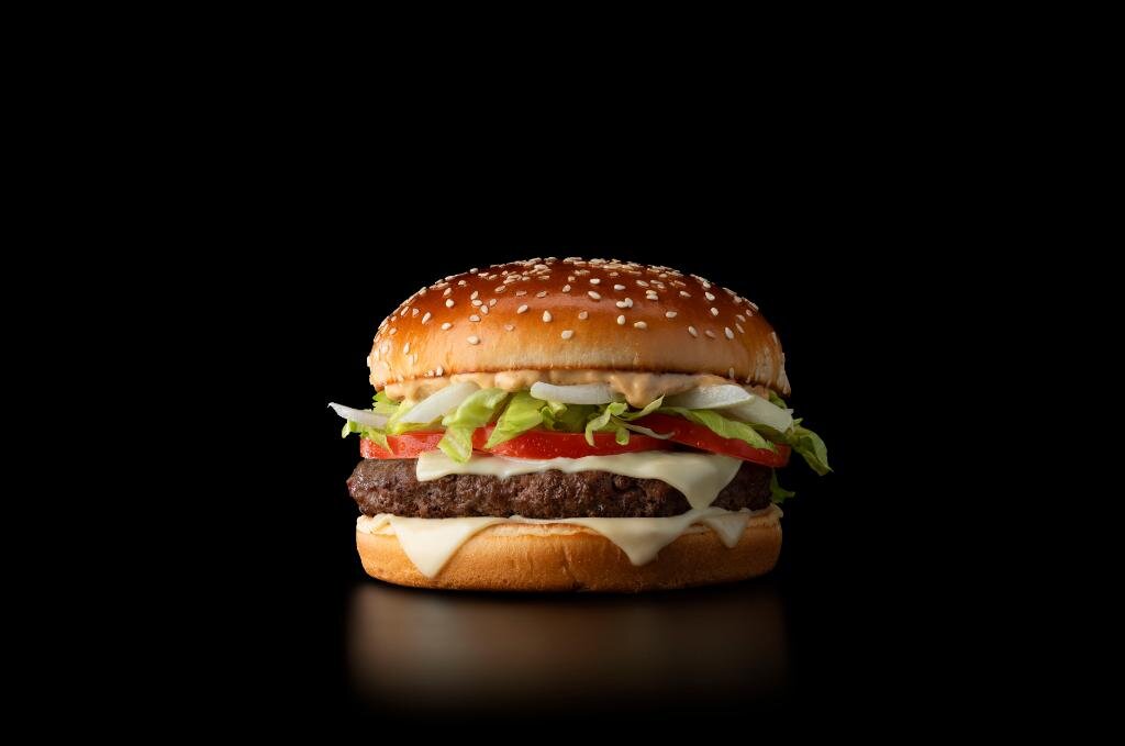 Многие из тех, кто пробовал Биг Тейсти в МакДоналдсе задаются вопросом: "Что за соус такой вкусный? Как его сделать?" Ответ очень прост!
Состав соуса:
1.	Майонез – 2ст.л
2.	Кетчуп – 1 ч.л.
3.	Сахар – 0,5 ч.л.
4.	Соль – по вкусу
5.	Паприка копченая – 2 ч.л.
6.	Яблочный уксус – 0,5 ч.л.
7.	Маринованный огурец – 1 шт
8.	Лук – 0,5 шт
Лук и огурец перемалываем в блендере, соединяем между собой все ингредиенты. Последовательность значения не имеет: результат будет одинаковы. Перемешиваем тщательно массу, чтобы она была однородной. Пара минут — и соус "Биг тейсти" готов!
Приятного аппетита!!!