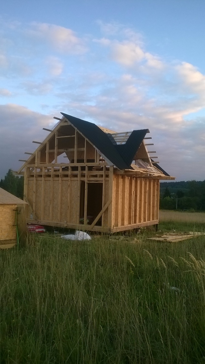 Изначально крыша планировалась двускатной. Но с "кукушками" интересней!