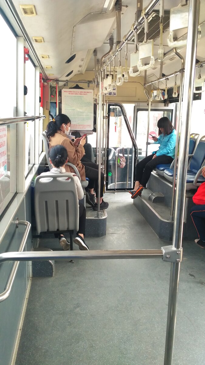 Кондуктор в синей форменной рубашке. Фото автора.