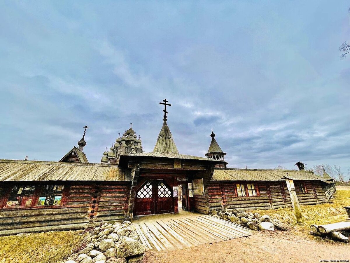 "Святые врата" - вход на территорию усадьбы