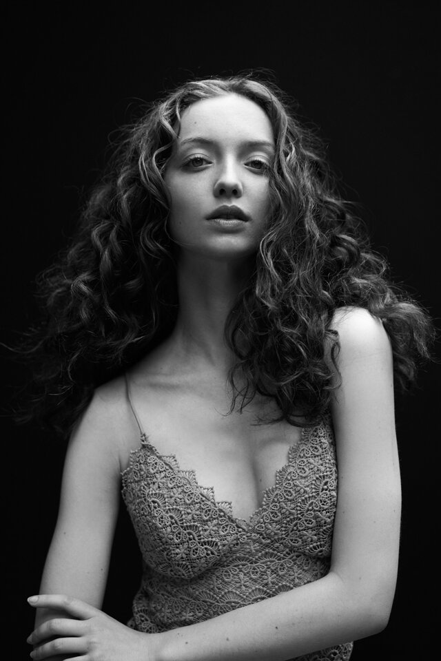 Alexia Giordano, французская актриса и танцовщица, блестяще сыгравшая свою роль в клипе на песню Don't Be So Shy.