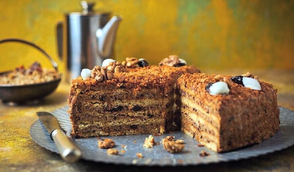 Для С.Пудовъ: Рецепт: Домашний торт с орехами, черносливом и сметанным кремом