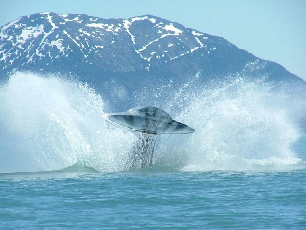 Нло под водой. Нло в воде. Нло над океаном. Квакеры нло. Озеро поян.