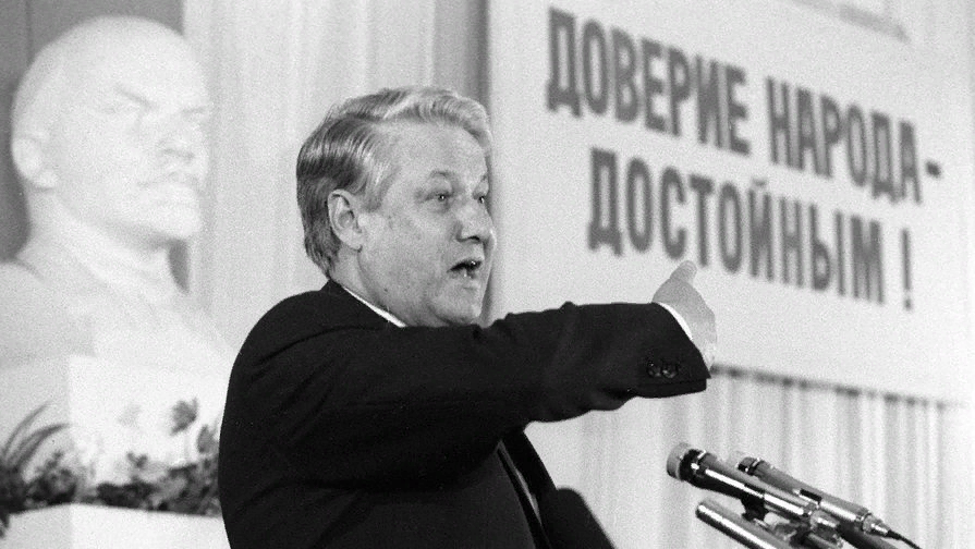 Демократия с точки зрения организации — это принцип реализации участия всех или большинства управляемых в управлении, как правило, посредством голосования, будь то принятие решения или выбор управленцев. Но управляемое большинство в принципе не способно самостоятельно компетентно действовать, поэтому цель демократии — полноценное участие всех или большинства в управлении — на практике нереализуема. Власти народа в прямом значении выражения не бывает. Поэтому демократия всегда существует лишь в виде той или иной процедуры, как правило, голосовательной. Демократия становится процедурным обманом управляемых, когда им под видом их волеизъявления подсовывают заранее выработанные решения или заранее подготовленных людей. 