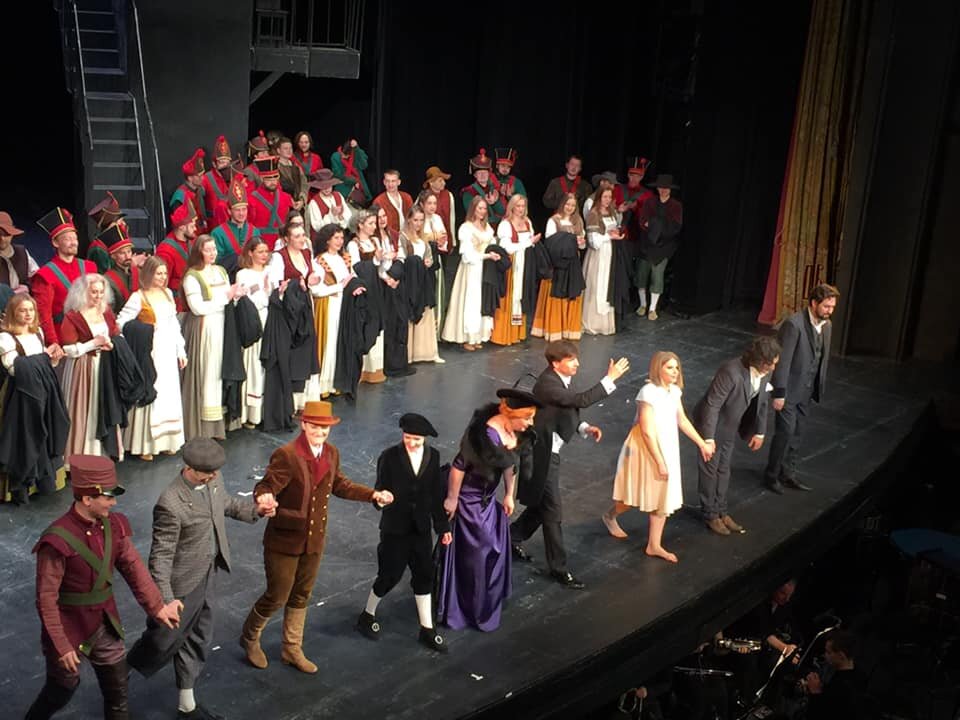 Солисты и хор театра "Новая Опера" после спектакля. 7 апреля 2021 года. Фотография из моего фотоархива.