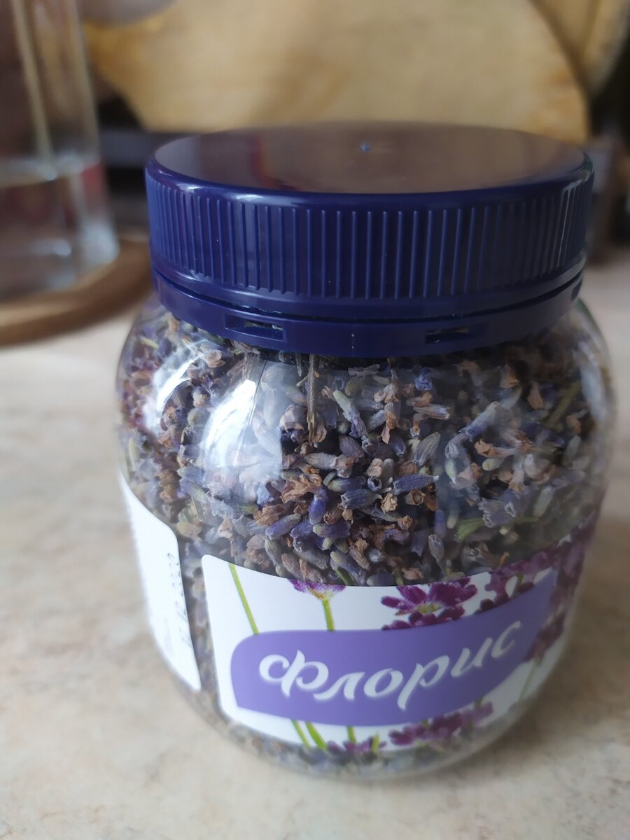 Внутри - много засушенных цветочков. 