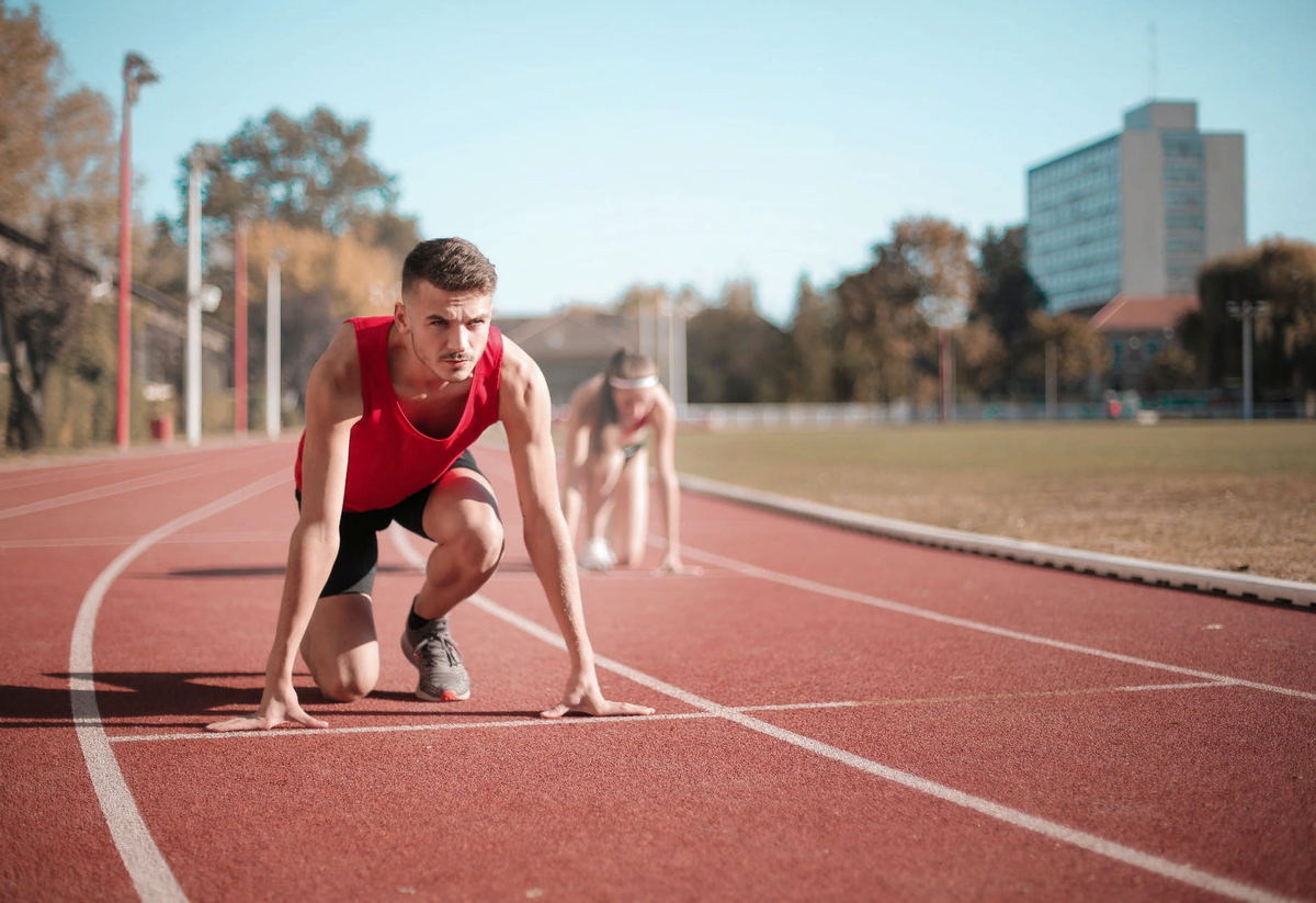 Спортивный бег. Бег на стадионе. Спортсмен бежит. Спортсмен на пробежке. Спортсмены перед стартом