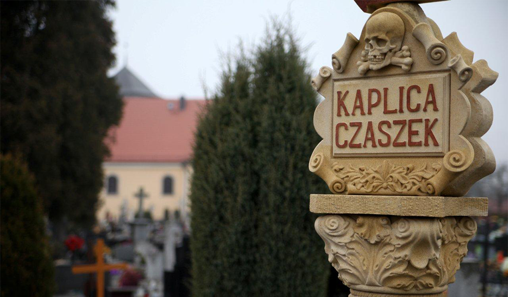 Табличка на входе в часовню. Источник фото — сайт:  https://clck.ru/UEDr3