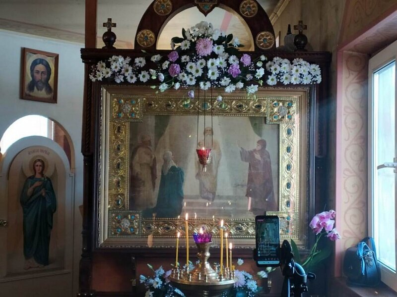 Св. Симеон Богоприимец с маленьким Иисусом.  Источник: Храм Святых Праведных Симеона Богоприимца и Анны пророчицы  http://www.hramsimeona.ru/photo/https://foto.patriarchia.ru/news/bogosluzhenie-v-den-pamyati-pravednykh-simeona-i-anny-v-khrame-vsekh-svyatykh-na-sokole/