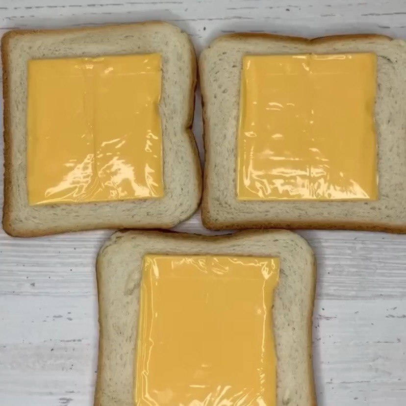 На хлеб кладем сыр