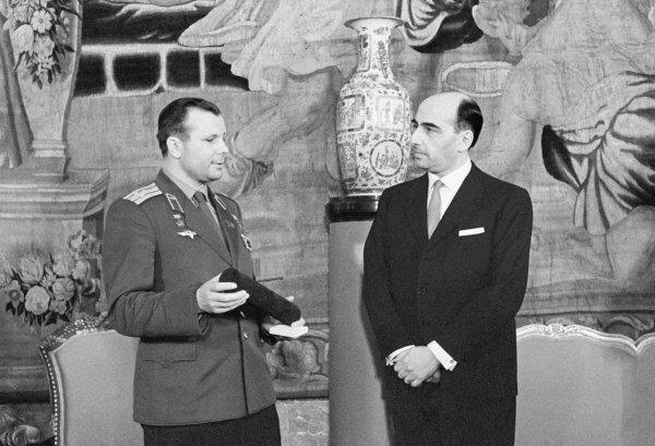 Первая награда гагарина после полета в космос. Награждение Гагарина. Брежнев награждает Гагарина. Гагарину вручают награду.