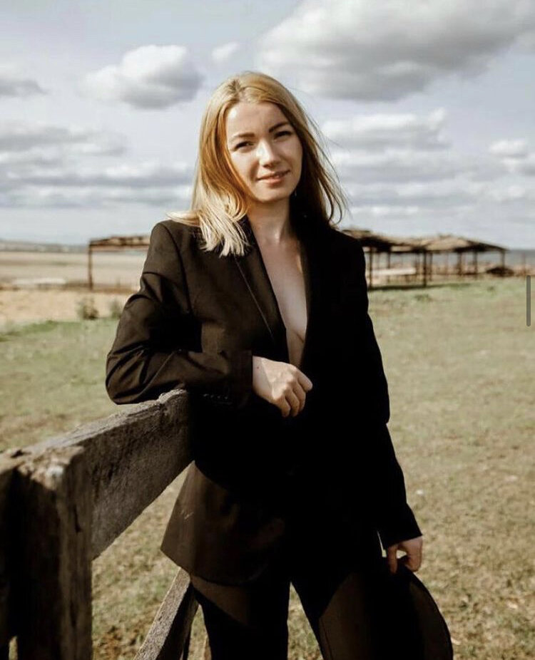 Хочу рассказать, как я пришла в Siberian Wellness 💁🏼‍♀️❄️

Я проснулась однажды утром и решила ,что хочу себе новую машину и свою собственную квартиру! 
Работая на основной работе,я знала что не смогу себе позволить такую роскошь 🥺

А брать ипотеку и кредиты ,не очень то и хотелось😊

В течение 3 лет я была самым лояльным клиентом Компании Siberian Wellness, там- очень крутой продукт 👍 Об этом будет ещё много информации позже 😉...

Тут же я позвонила @evdokia.vasileva, она является моим наставником и она познакомила меня с Компанией, и сказала , что я хочу работать и зарабатывать 💵 , она мне объяснила все выгоды сотрудничества с Компанией Siberian Wellness ❄️, после нашего разговора сомнений не осталось ! 😌

Я сразу приняла решение пройти обучение именно работе онлайн у партнера Компании, которого мне порекомендовал мой наставник - Светланы @sabimylife ❤️

Пройдя обучение я сразу приступила к обучению на платформе нашей Компании в Business School Online .
Мне предстоит многое изучить, но оно того стоит . Этот путь очень увлекательный и самое главное - тут за труд, ты получаешь неоценимые награды и признание! 🙌🏽
#siberianwellnessmama 
#siberianwellness