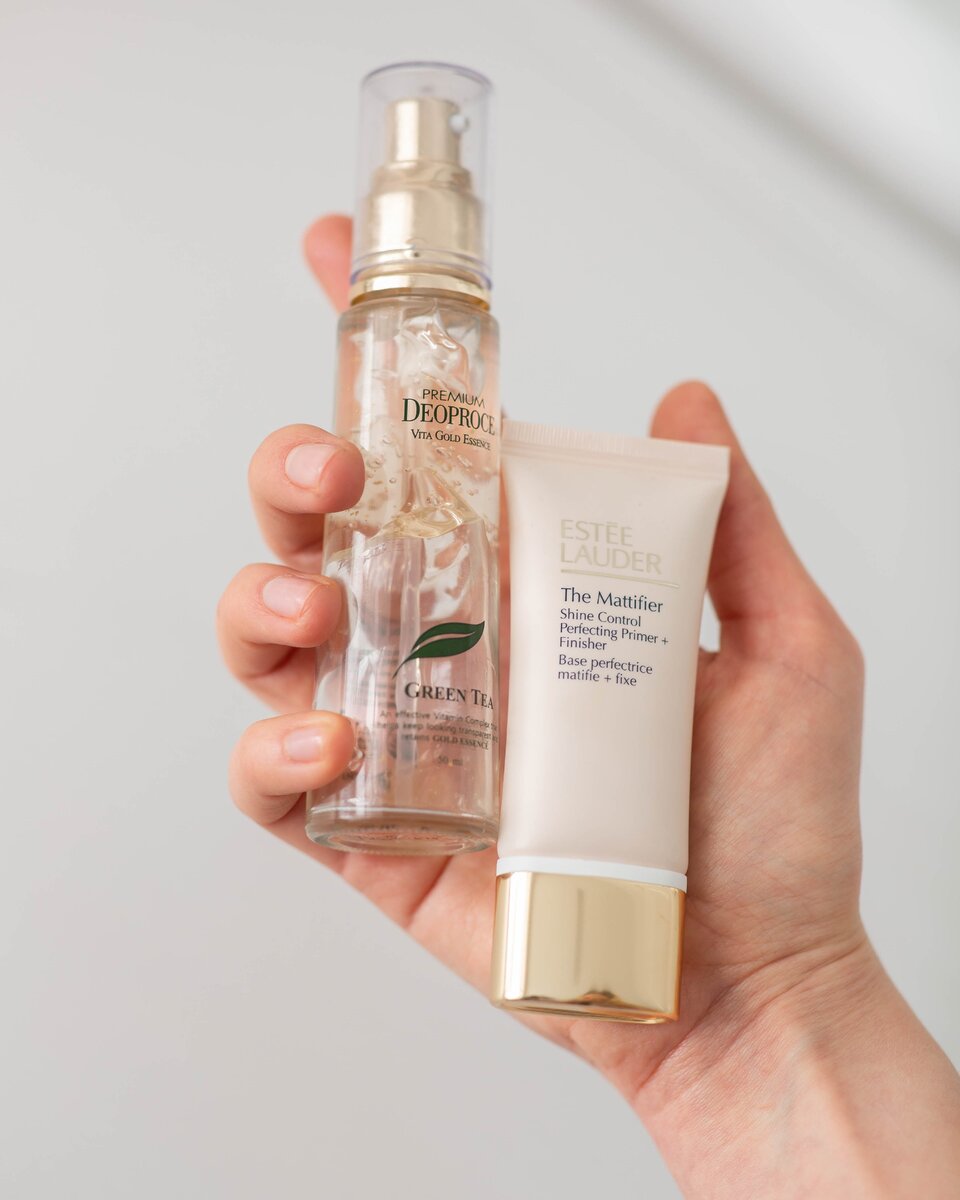 Драгоценные помощники в работе с кожей 🌿 @deoproce.official & 
 @esteelauder
Обожаю их за лёгкость, невесомую текстуру, отличное увлажнение и гарантированный результат. 
Есть у меня в коллекции любимчиков ещё классная база от @benefitcosmetics 
для работы с жирной, пористой кожей,  приглянется своим матовым эффектом и бархатной текстурой. 

Кстати, мои девочки после обучения макияжу для себя, знают, что в домашней косметичке лучше держать продукты для кожи одной марки. Например: Estee Lauder базу и их же тон @esteelauderrussia, причиной служит одинаковый  основной состав, соответственно желаемого результата достичь проще)

Касаемо более бюджетного соотношения продуктов, люблю и уважаю сыворотку collagen от @farmstay_official и тональный Enough Collagen, они реально который год подряд покоряют своим качеством и ценой🤍 