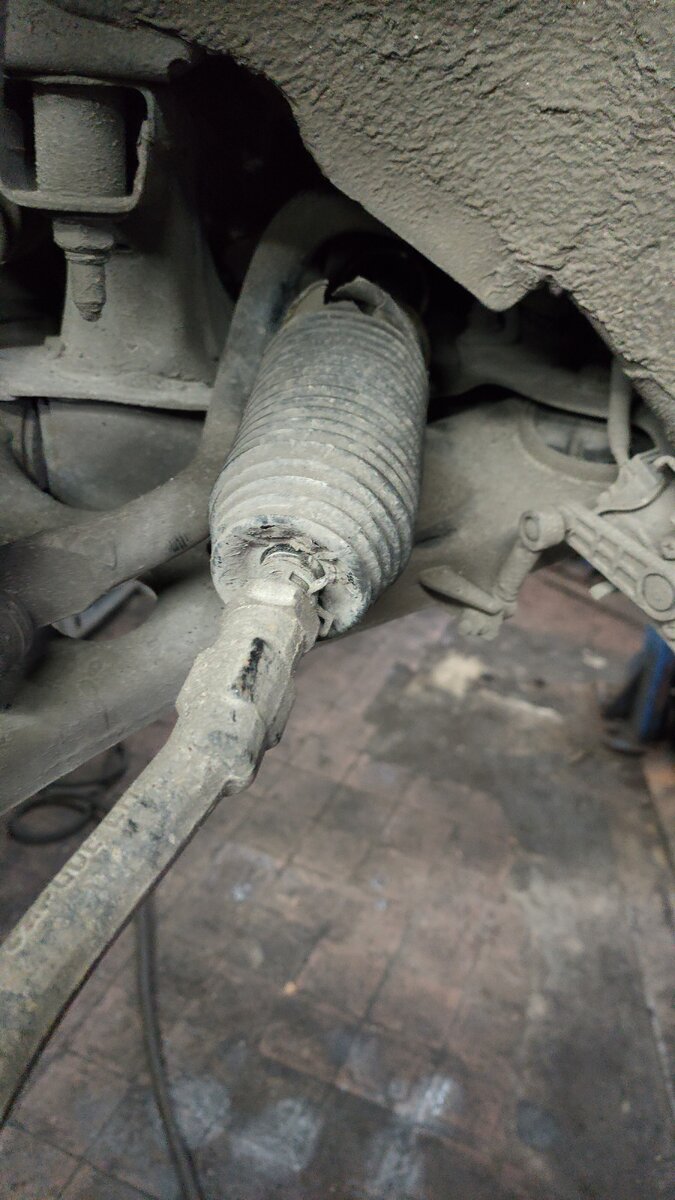 Порвался пыльник рулевой рейки на левом переднем колесе hyundai i30 2