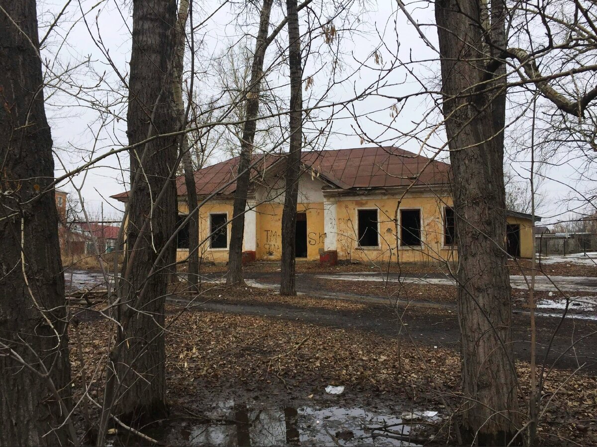 У меня вопрос: почему такие здания не сносят?