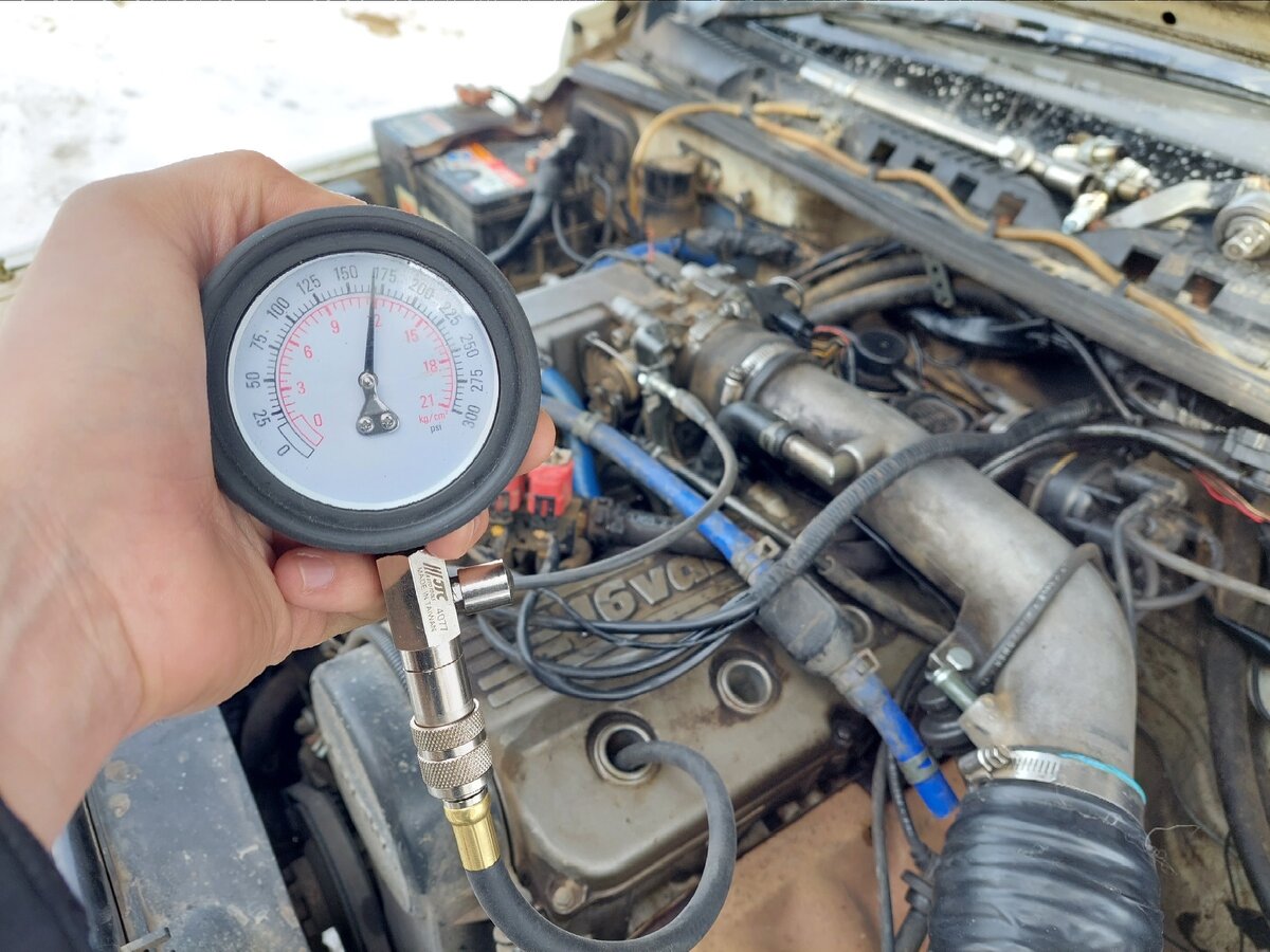 Компрессия относительно ровная, но пониженная, первый намек на износ в двигателе. Компрессометр JTC, не дешевый, но служит верой и правдой не один год.