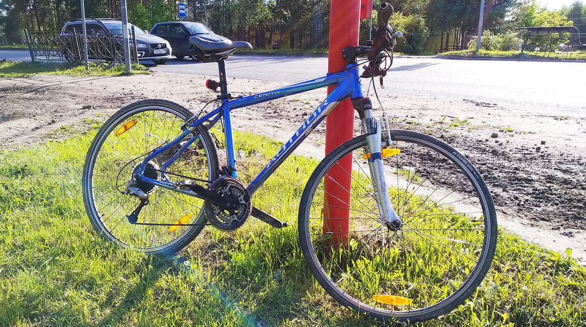 Мой велосипед: спереди покрышка 700х25, накачена на 8 атм, сзади 700х35, 7 атм. На этом велосипеде я проезжал 150+ км за раз. фото автора.