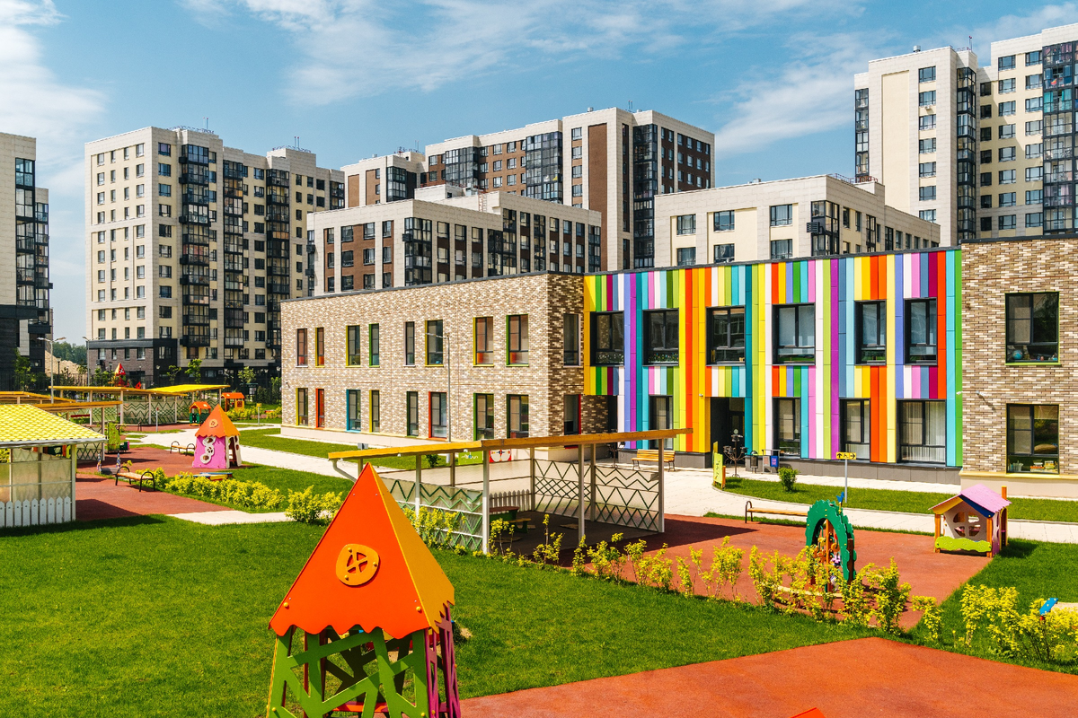 Вид из окна на жизнерадостный детский сад или школу может стать стимулом к успешной учебе. ЖК "Испанские кварлаты"