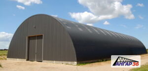 В строительстве используются стальные штрипсы, покрытые слоем цинка. Арочные ангары имеют отличные показатели устойчивости и надежности, а также подходят для любых целей. В сельском хозяйстве ангары используют для хранения зерна, овощей, кормов, а также в качестве коровников, свинарников и птичников.