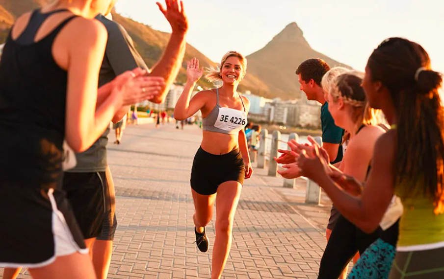 Люди бегущие мимо. Толпа людей в городе. Люди на улице. Суета города. Маленький человек бежит.