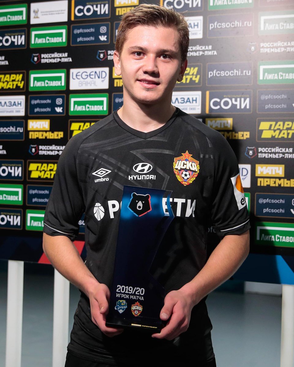 Обляков побывал и лучшим игроком матчей и забивал важные голы. Но единичные ошибки ополчили против него ряд фанатов. 