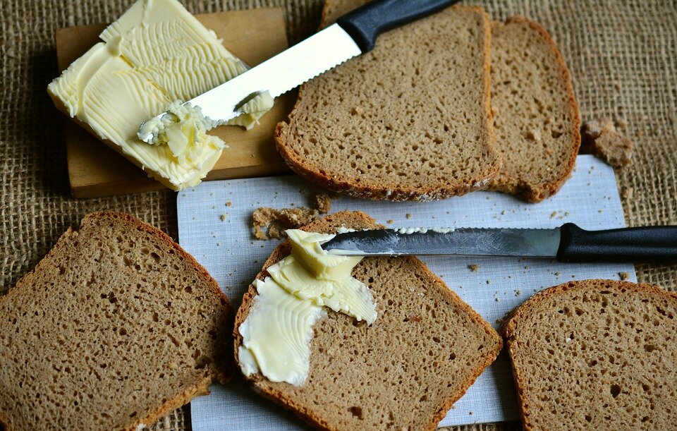 бутерброд с маслом - вкусный завтрак