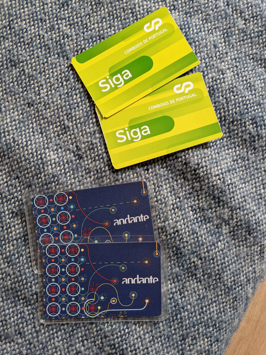 синие на городской транспорт, зеленые на электрички