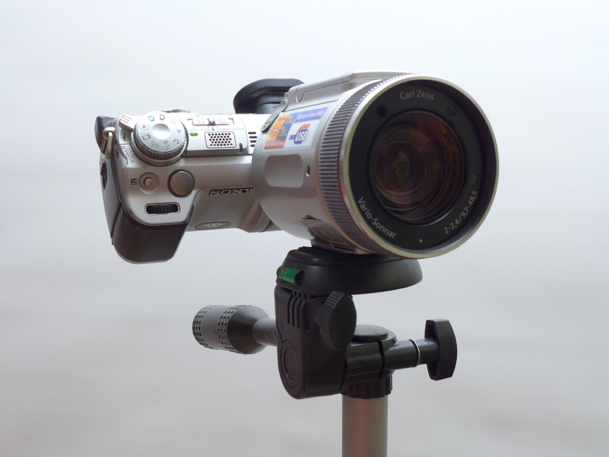 Ретрокамера Sony F717 на моноподе EraPro EM-1