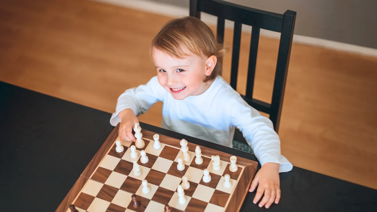Раньше я был спортсменом-шахматистом и входил в 200 лучших игроков мира, а теперь тренирую детей. Меня зовут Дмитрий Кряквин. Я международный гроссмейстер — это высшее звание в мире шахмат.