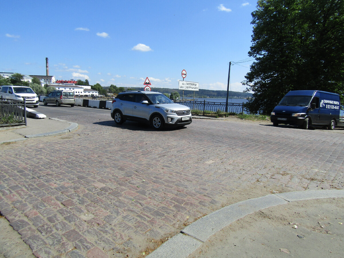 Кусочек старинной булыжной мостовой на перекрестке