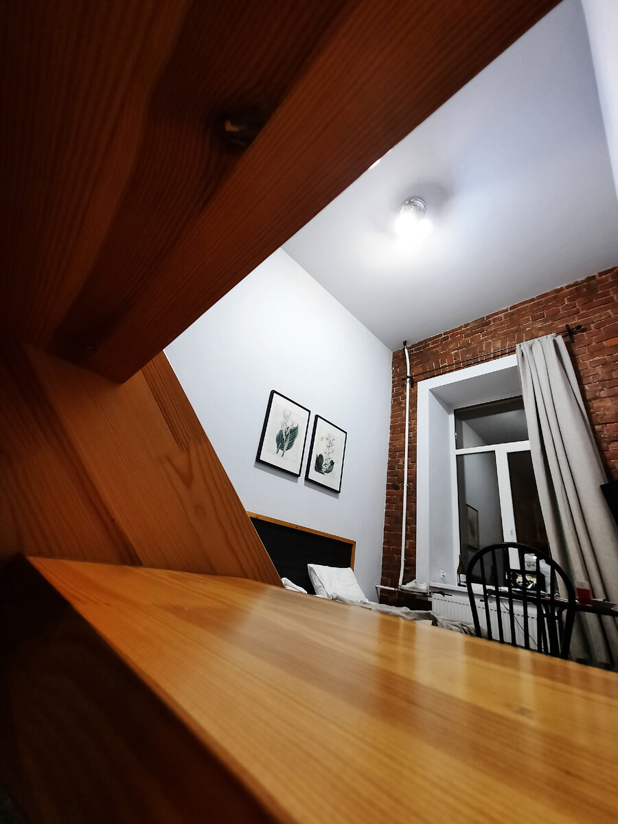 вид из под лестницы