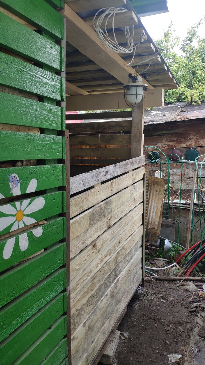 Сарайчик пока не не покрасили, зато понятнее, где дверь.
Доски по направляющим поднимаются вверх и снимаются, понижая уровень.