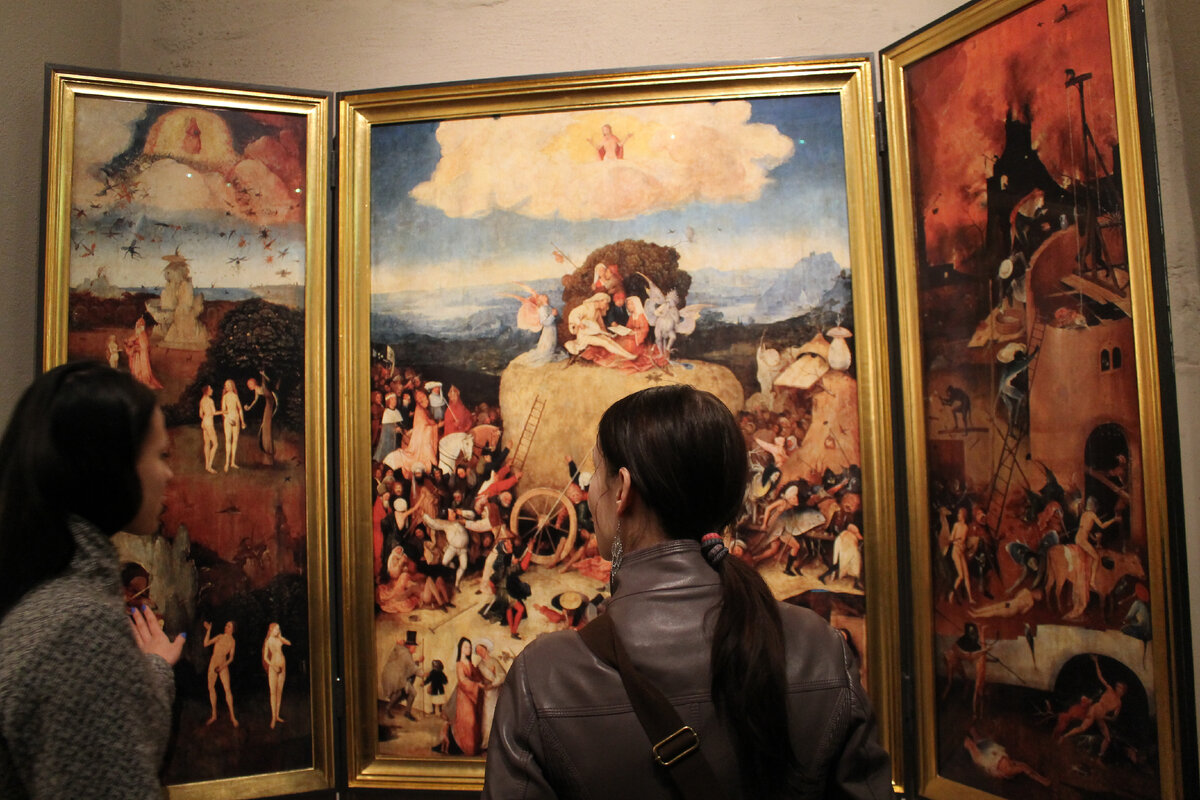 Триптих "Воз сена". Створки триптихов можно открывать и закрывать. На оборотной стороне - тоже картины. 