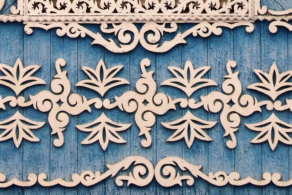 Деревянный дом в Торжке (фрагмент фасада). Фото Светланы Рысенковой. 25.03.2021 г.