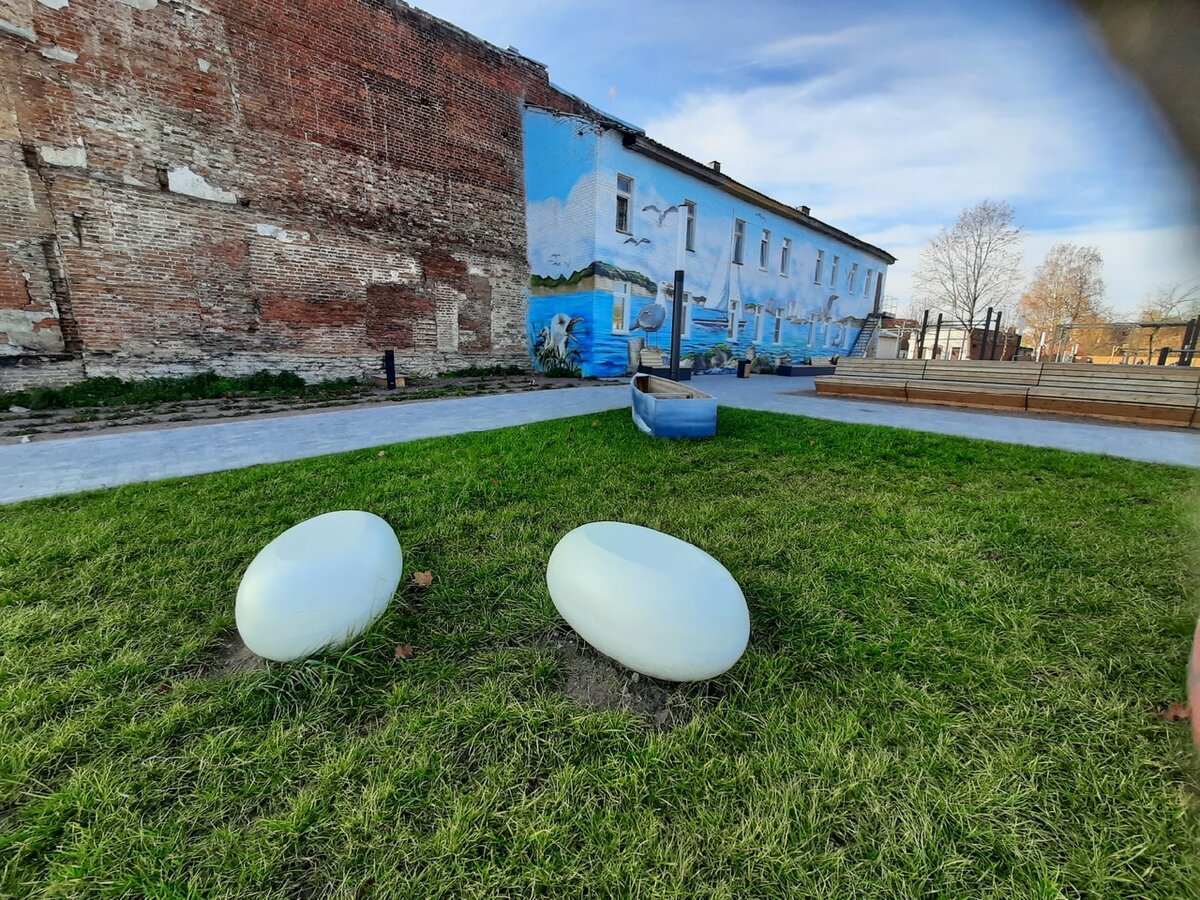 Прямо возле стены дома Миниха поставили современные малые архитектурные формы - искусственные камни и лодки-скамейки.