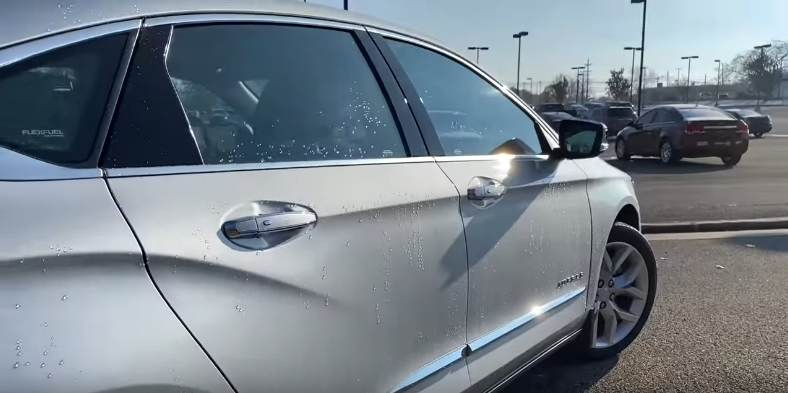 Видно весь рельеф на передней и задней двери правой части кузова.