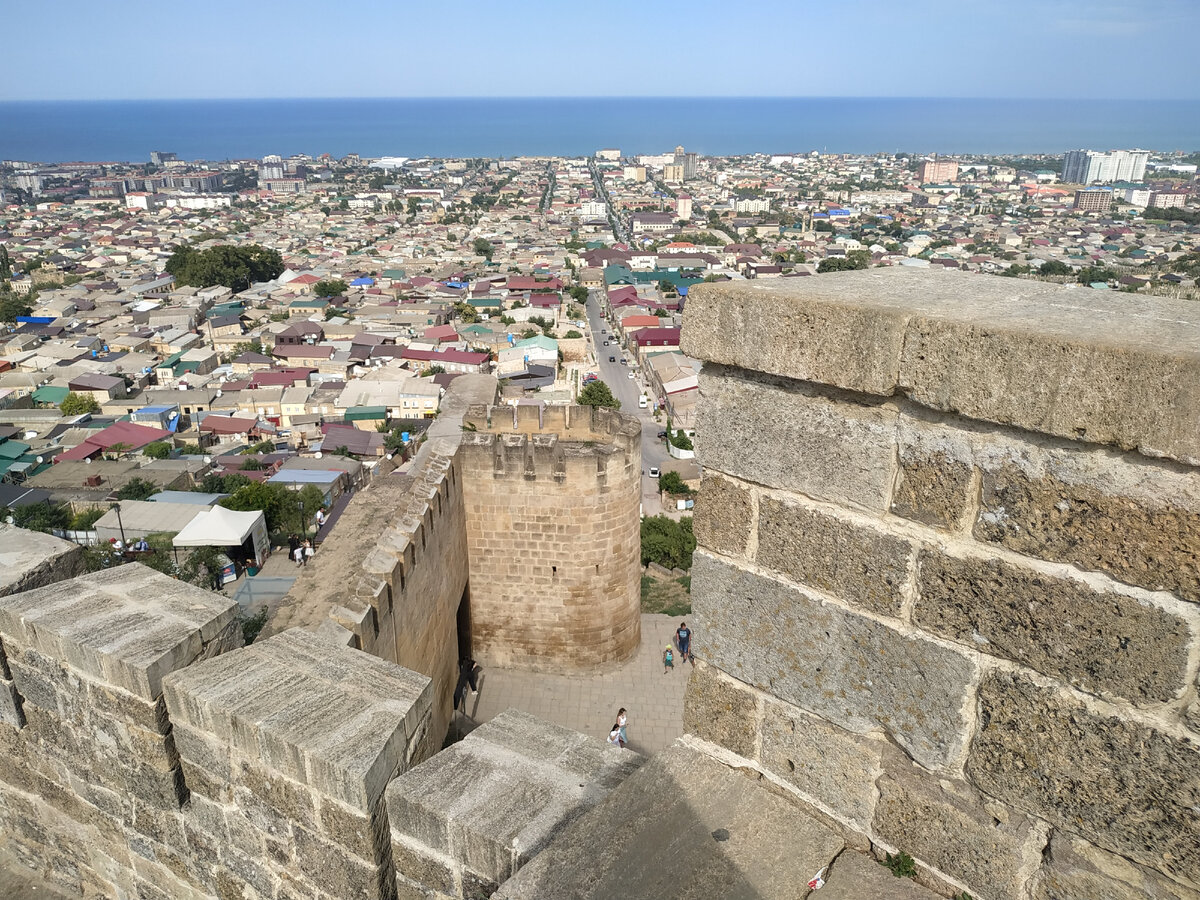 Вид с крепостных стен на Дербент