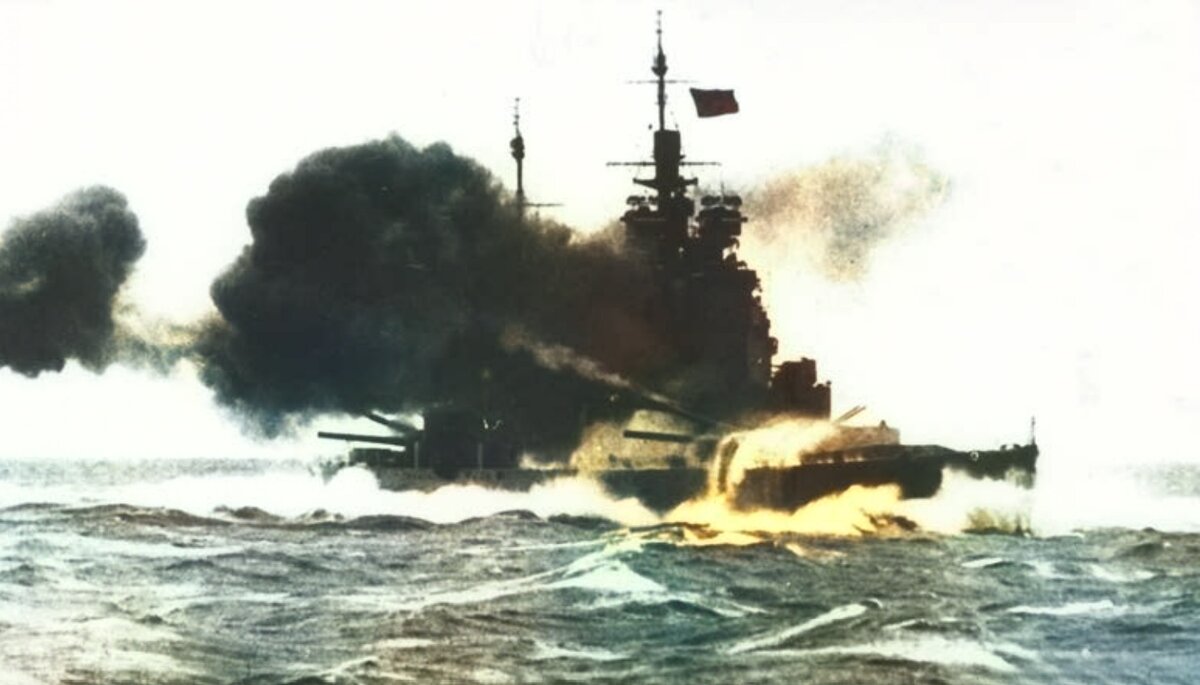 Британский линейный корабль «Duke of York», на котором держал свой флаг адмирал  
Б. Фрэзер, ведет огонь главным калибром