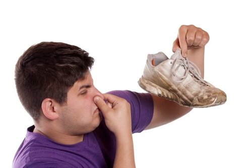 Почему обувь начинает пахнуть?