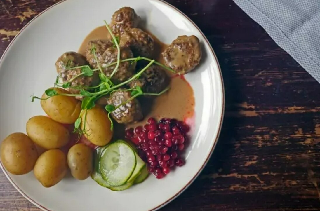 Фрикадельки с брусничным вареньем