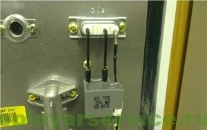 Возможна ситуация при которой искра от электрода розжига попадает на датчик пламени. Требуется замена блока электродов.