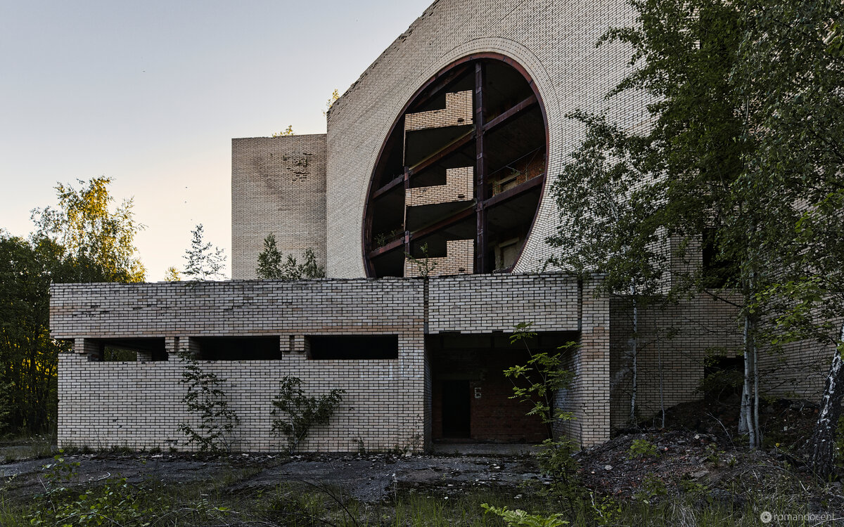 Огромные круглые окна в торцах, в высоту всего здания придают ему характерный для 70-80 годов XX века облик →